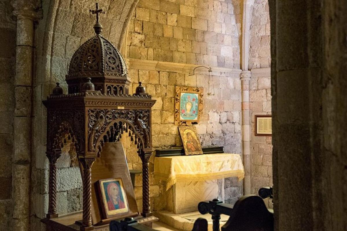 Un altar en una iglesia con una cruz en la parte superior