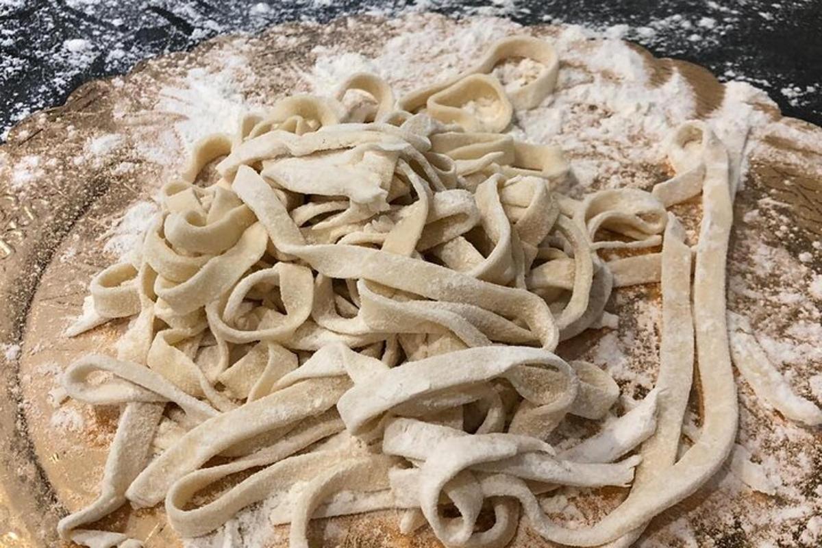 selonggok pasta dalam mangkuk dengan tepung
