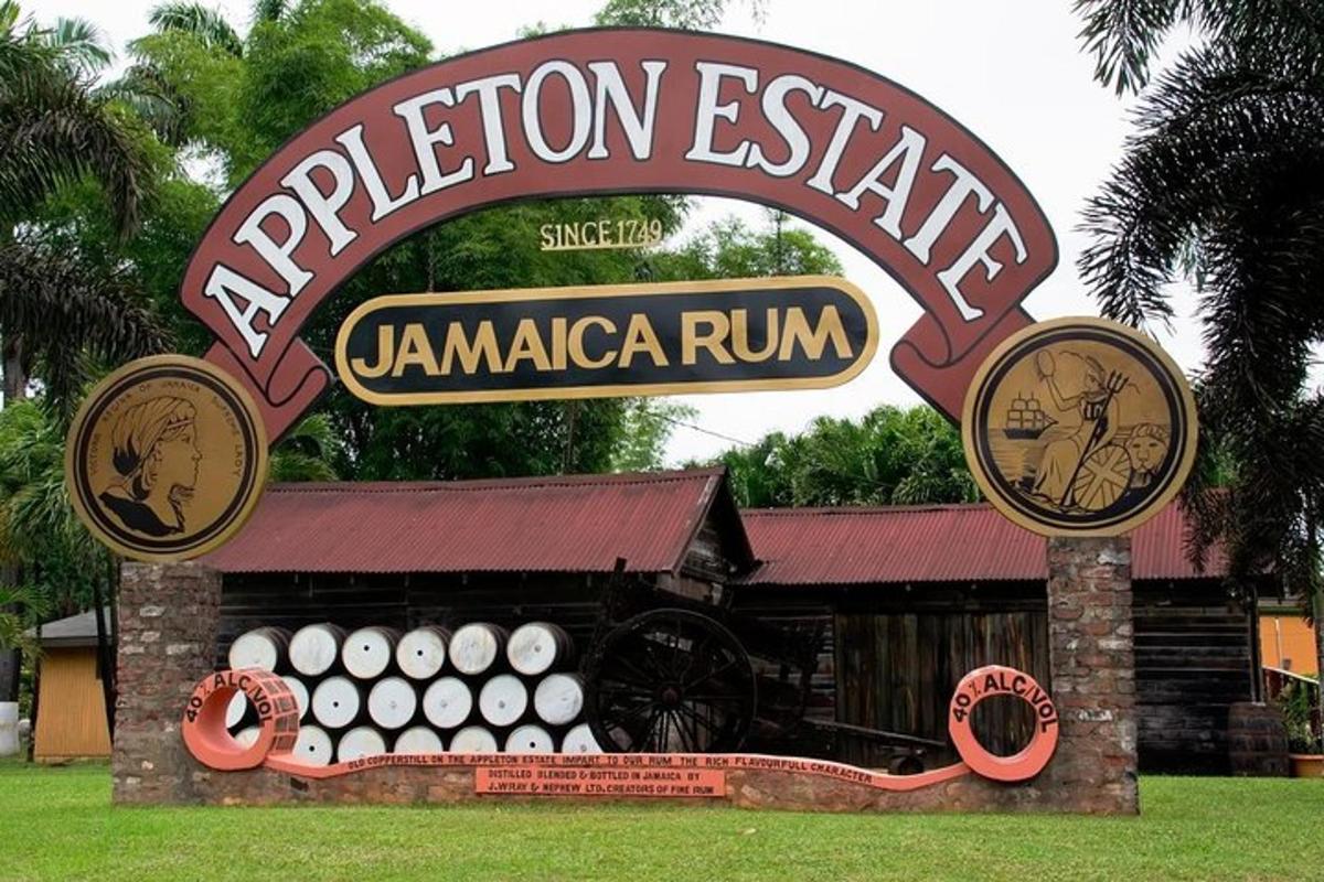 tanda untuk lari jamaica di hadapan sebuah bangunan