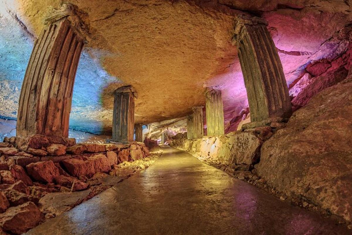 obraz tunelu v jeskyni