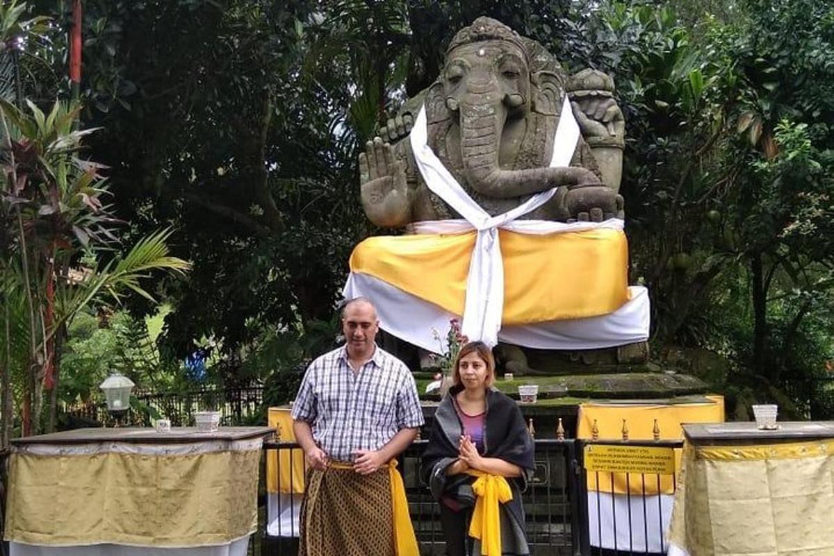 un uomo e una donna in piedi davanti a una statua