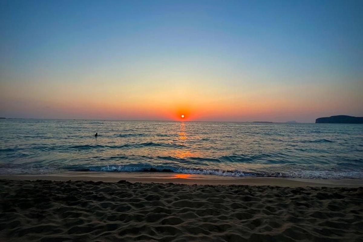 水の中に人が浮かぶビーチの夕日