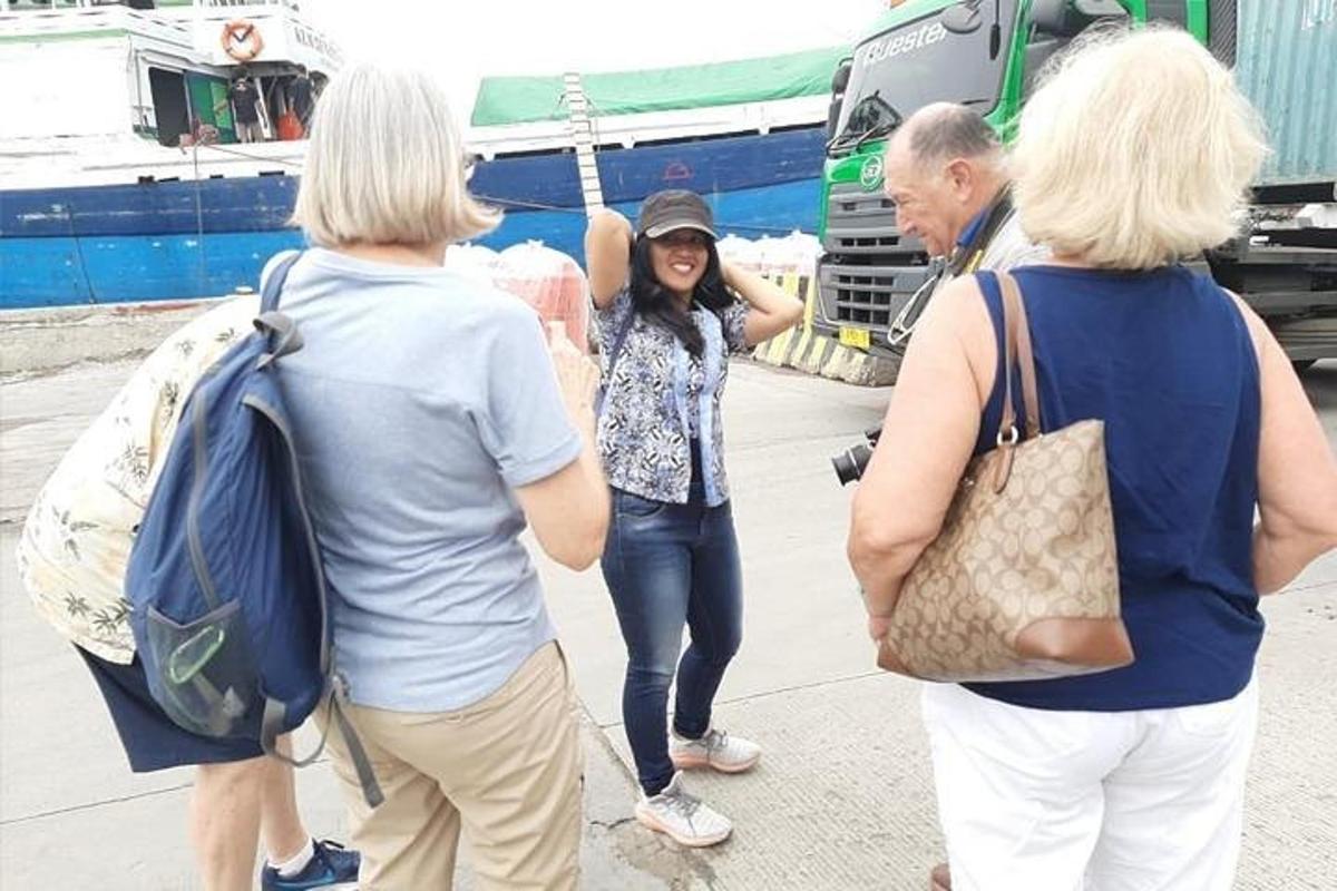 skupina lidí stojících před autobusem