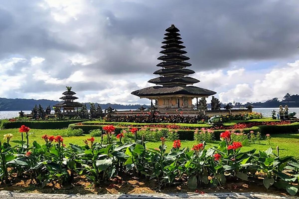 un giardino con una pagoda sullo sfondo con fiori