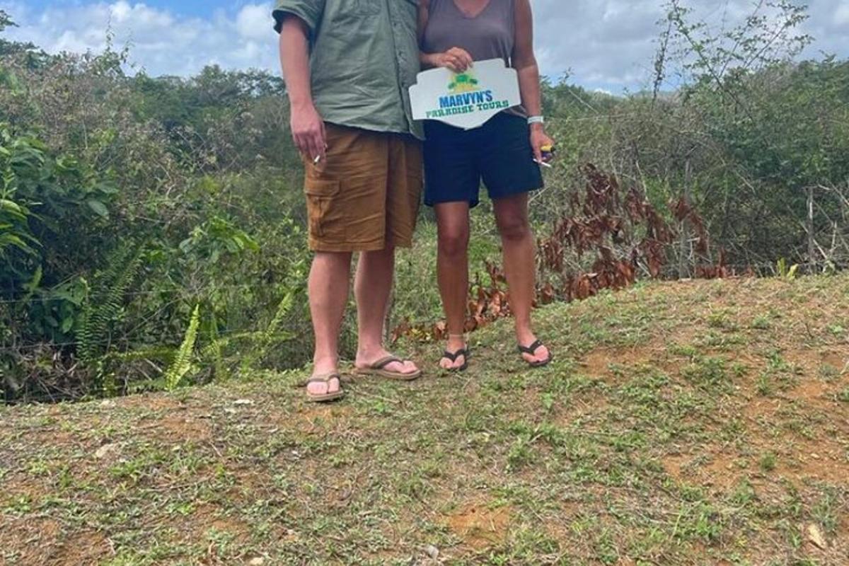 Un hombre y una mujer de pie en la cima de una colina