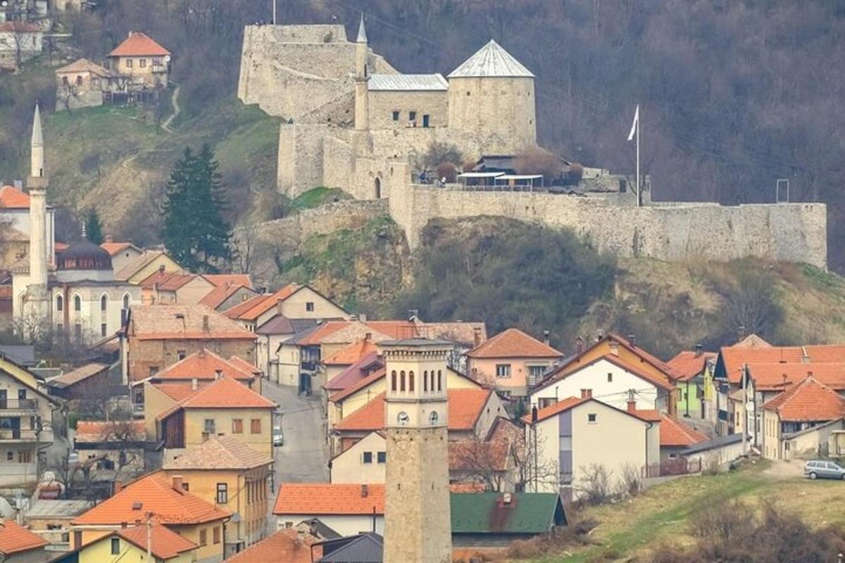 una città con un castello e una città con case