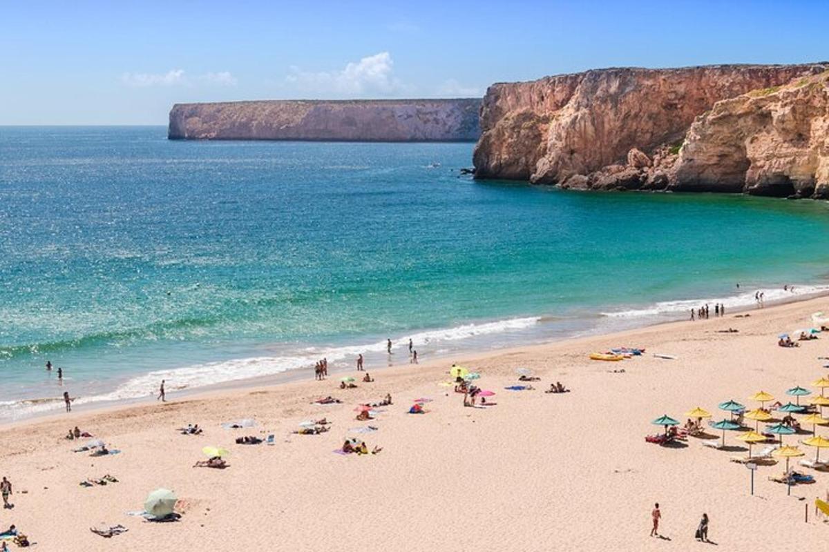 um grupo de pessoas em uma praia perto do oceano