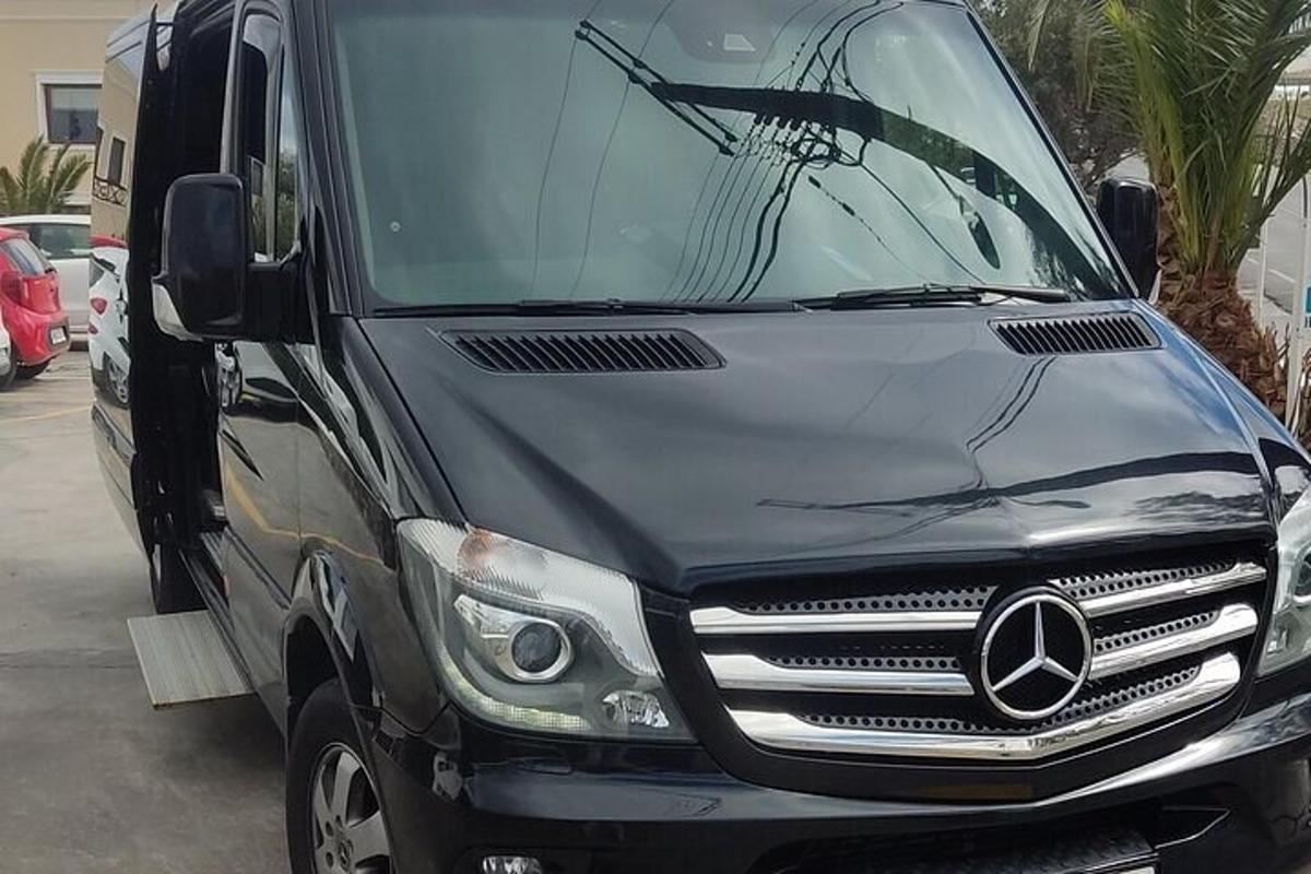 Mercedes-Benz-pakettiauto pysäköitynä pysäköintialueelle