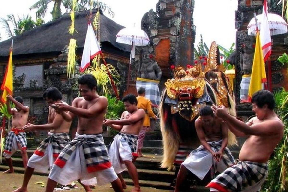 sekumpulan lelaki menari di hadapan seekor gajah