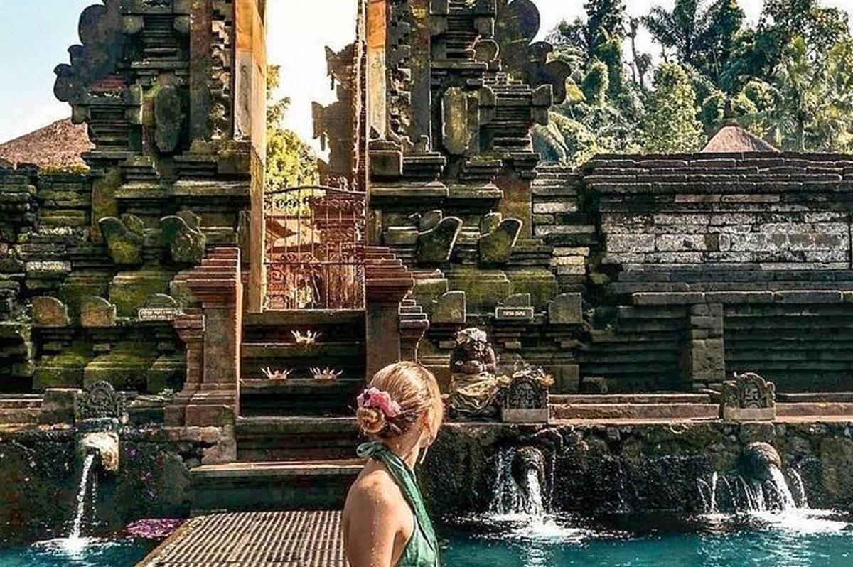 una donna in piedi nell'acqua davanti a una fontana