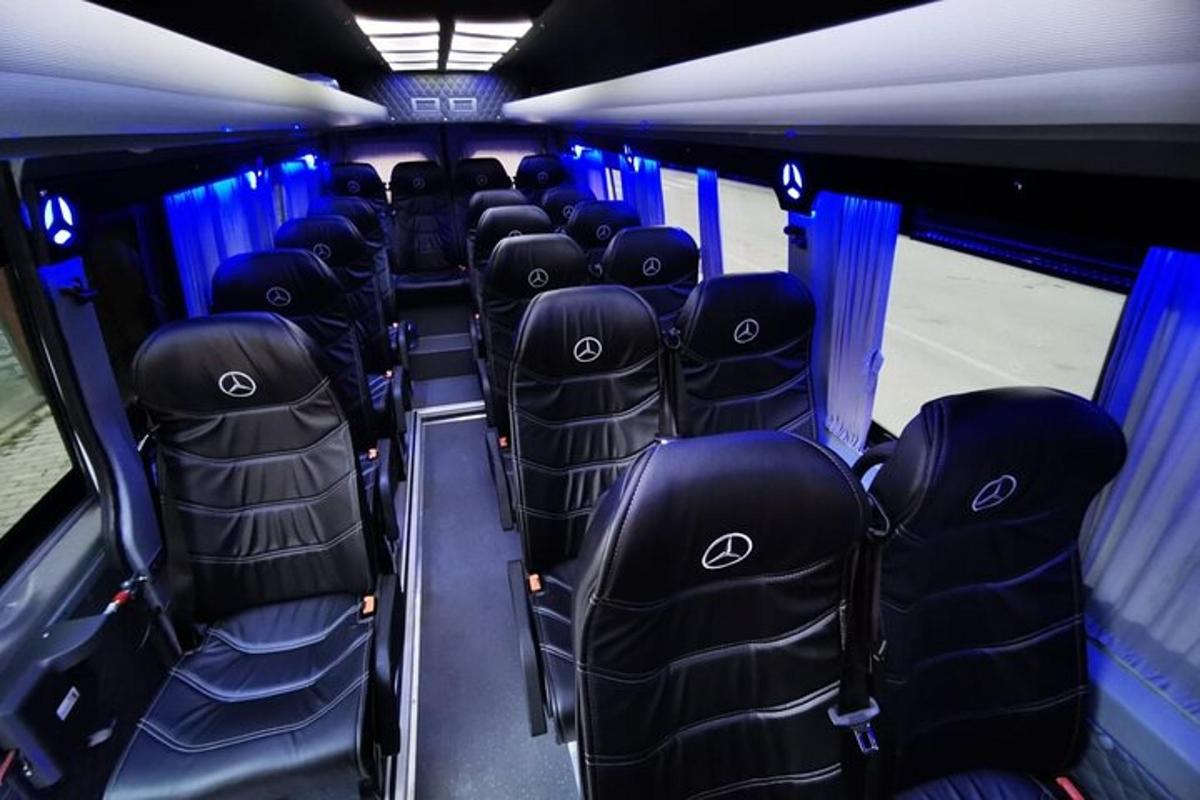 una fila di sedili in un autobus vuoto