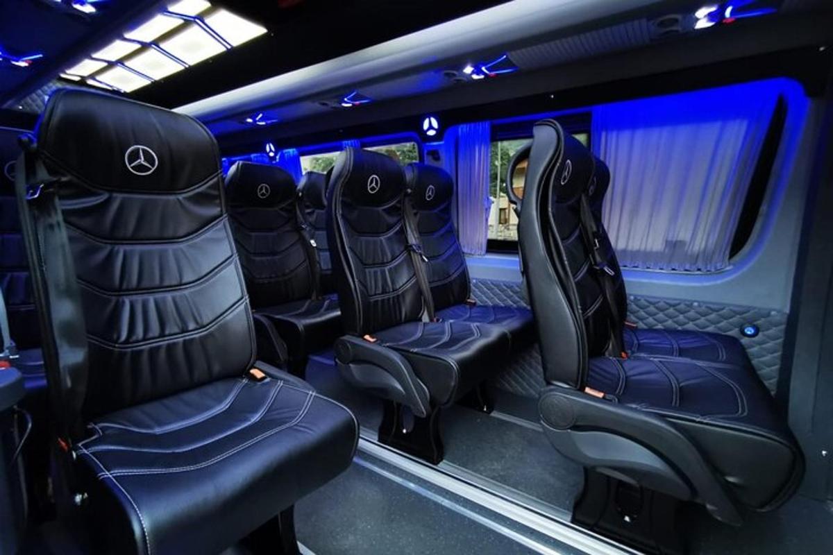 una vista dei sedili posteriori di un autobus