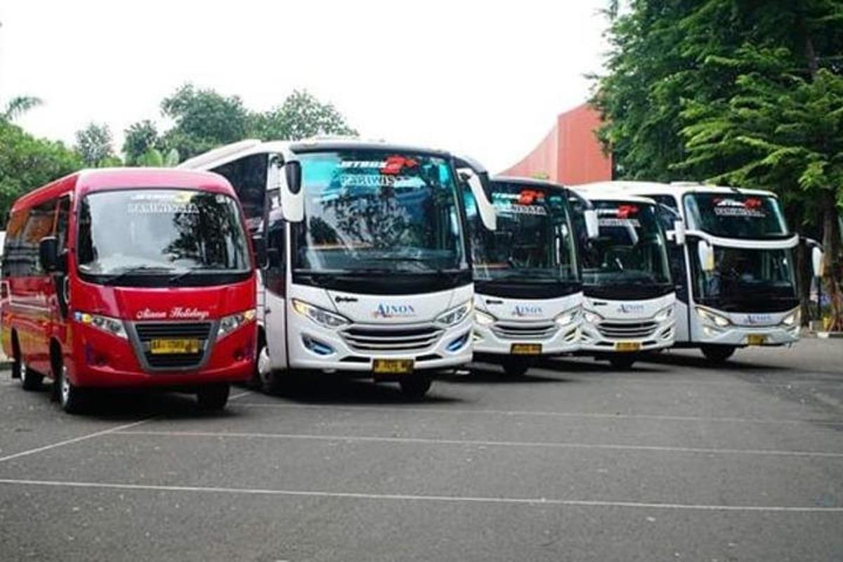 deretan bas yang diletakkan di tempat letak kereta