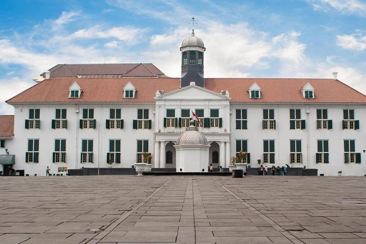 velká bílá budova s hodinovou věží na vrcholu