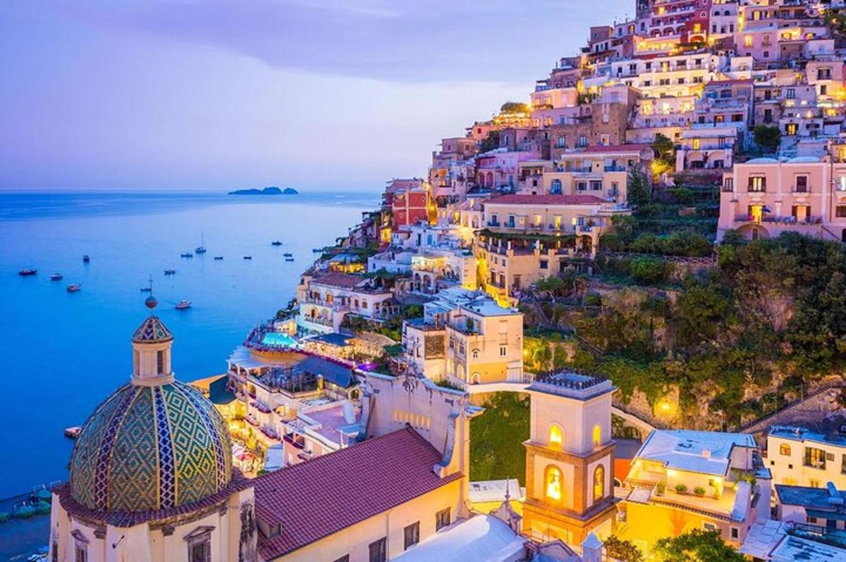 Una vista de la costa de Amalfi por la noche
