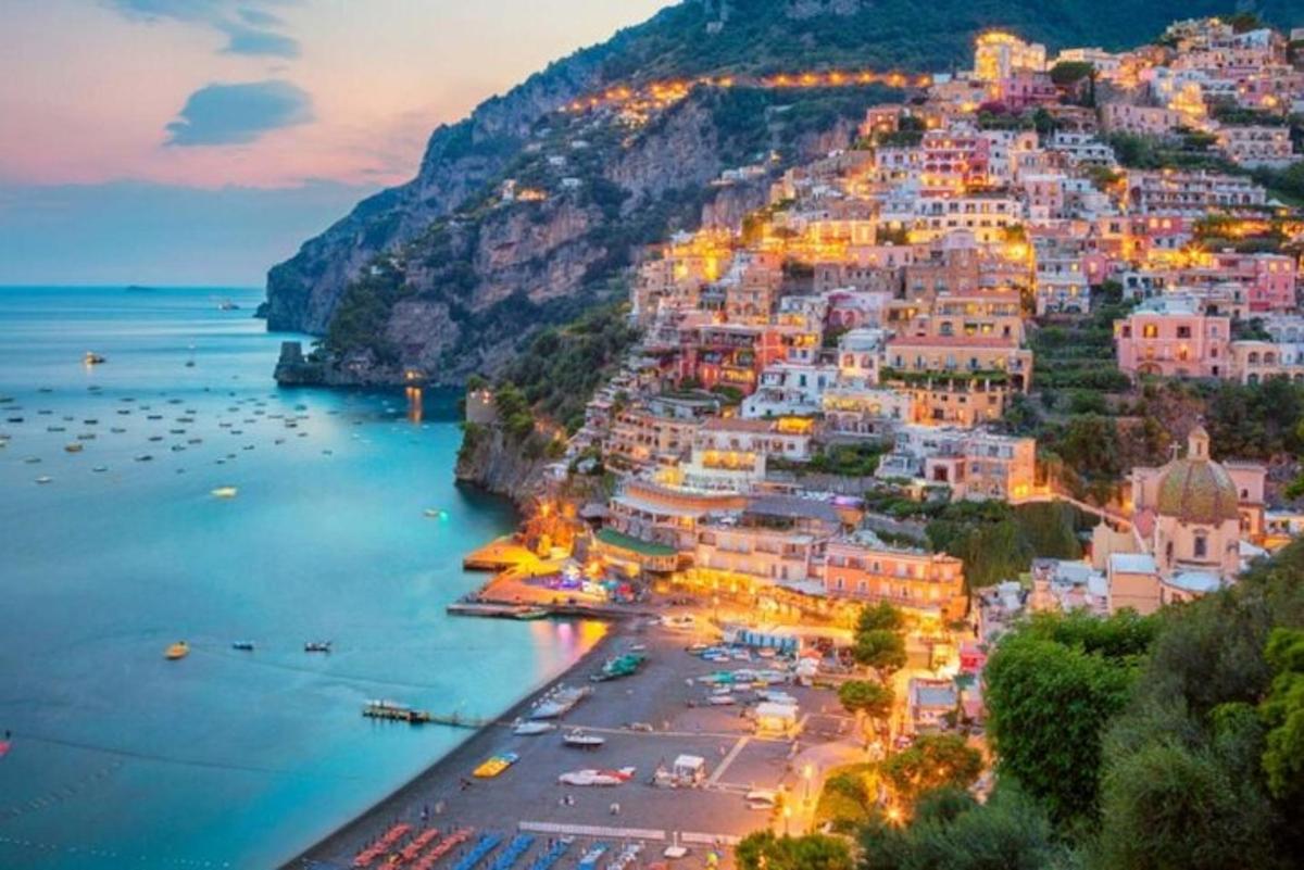 Positano látképe az Amalfi-parton alkonyatkor