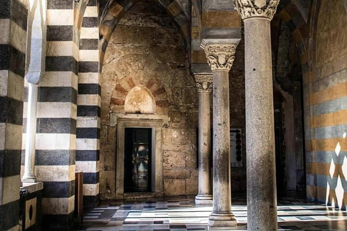Una arcada con columnas y una puerta en un edificio.