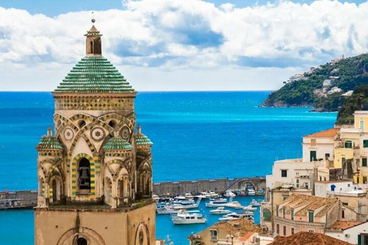um edifício com uma torre em frente ao oceano