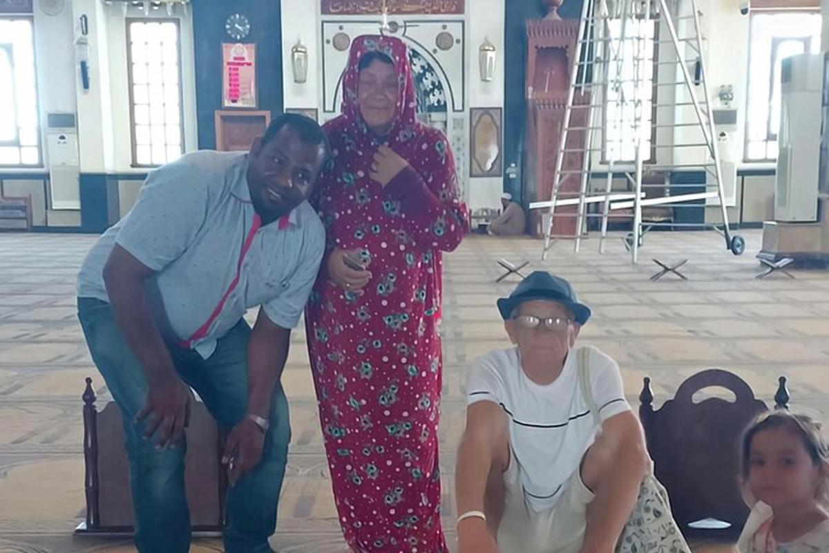 sekelompok tiga orang berpose untuk foto