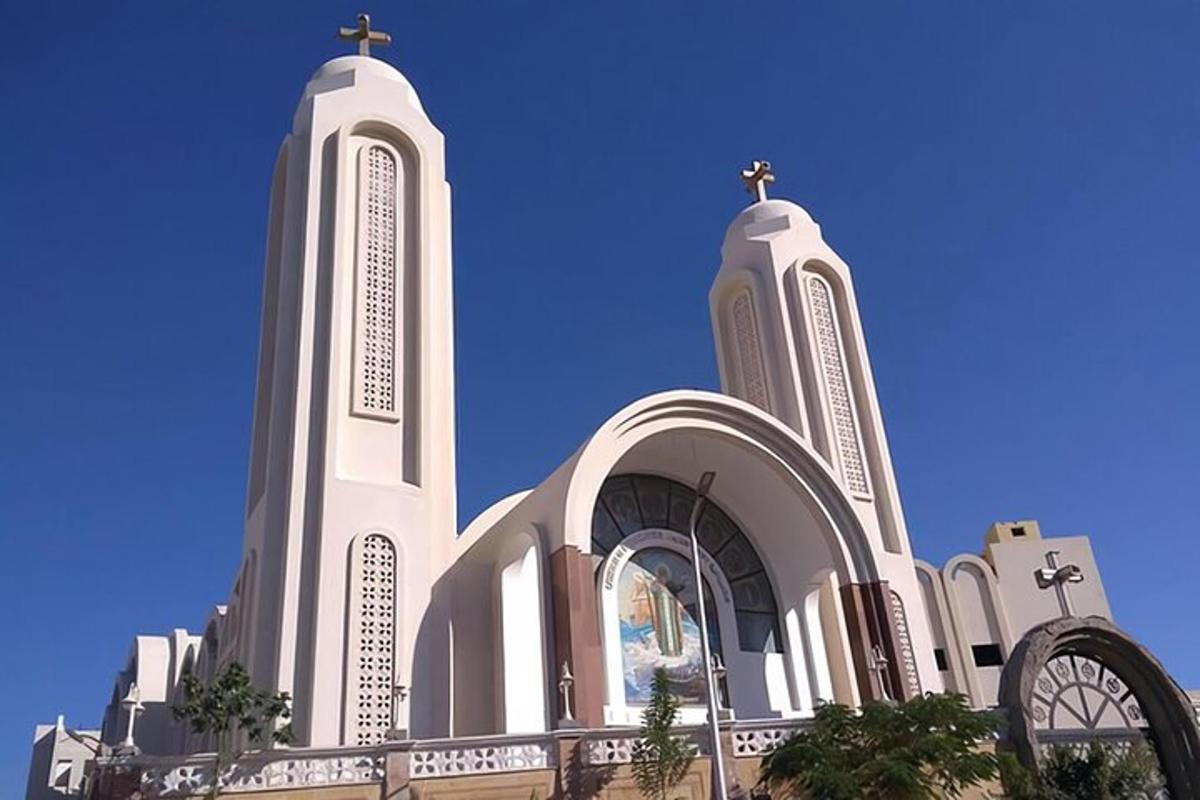 eine große weiße Kirche mit zwei Türmen vor blauem Himmel