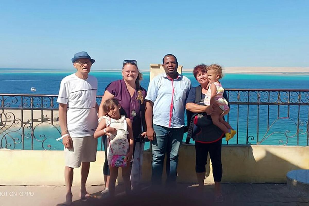 eine Gruppe von Menschen, die auf einem Balkon für ein Foto posieren