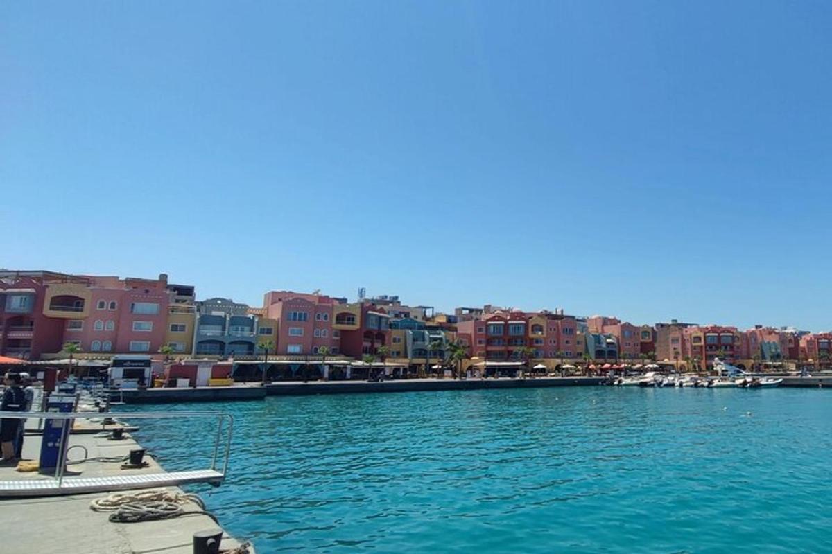 μια θέα ενός ποταμού με κτίρια στο βάθος