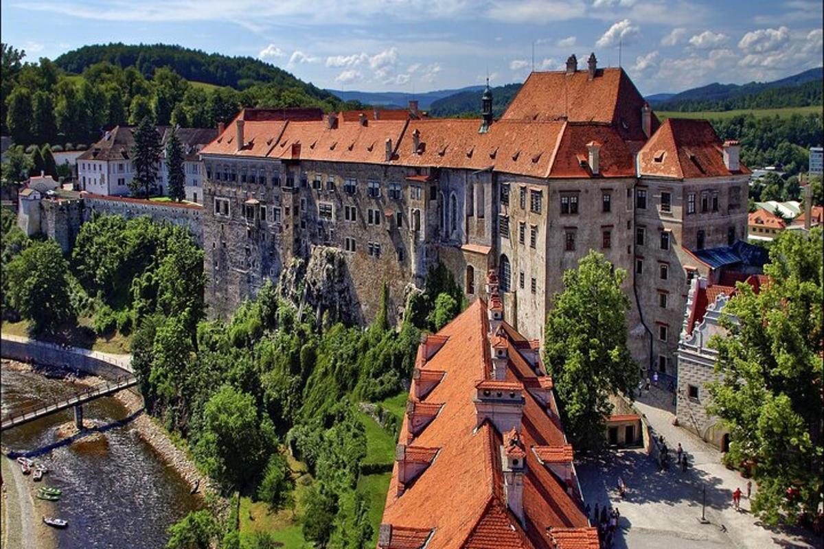 Letecký pohled na velkou budovu s řekou