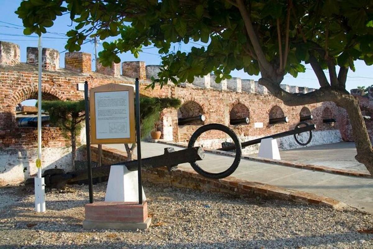 una scultura davanti a un edificio in mattoni