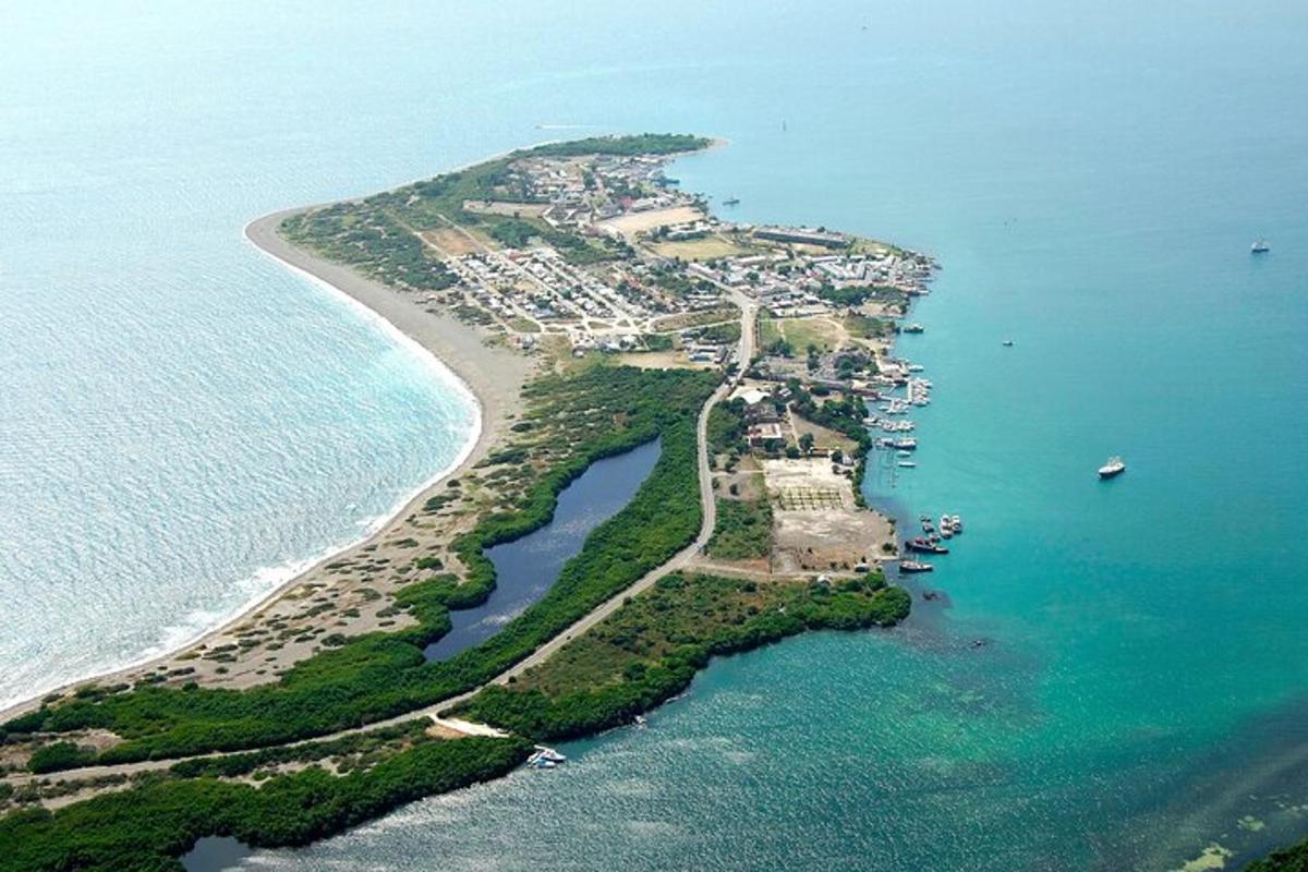 vista aèria d'una illa a l'oceà