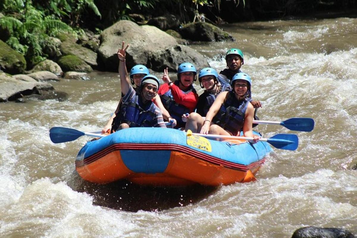 sekumpulan orang dalam rakit di sungai