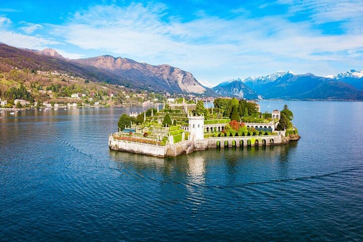 eine Insel inmitten eines großen Gewässers