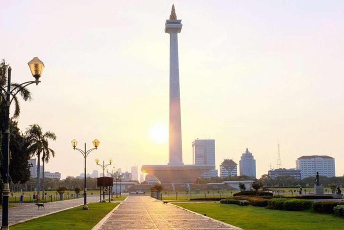 una vista del monumento a Washington in una città
