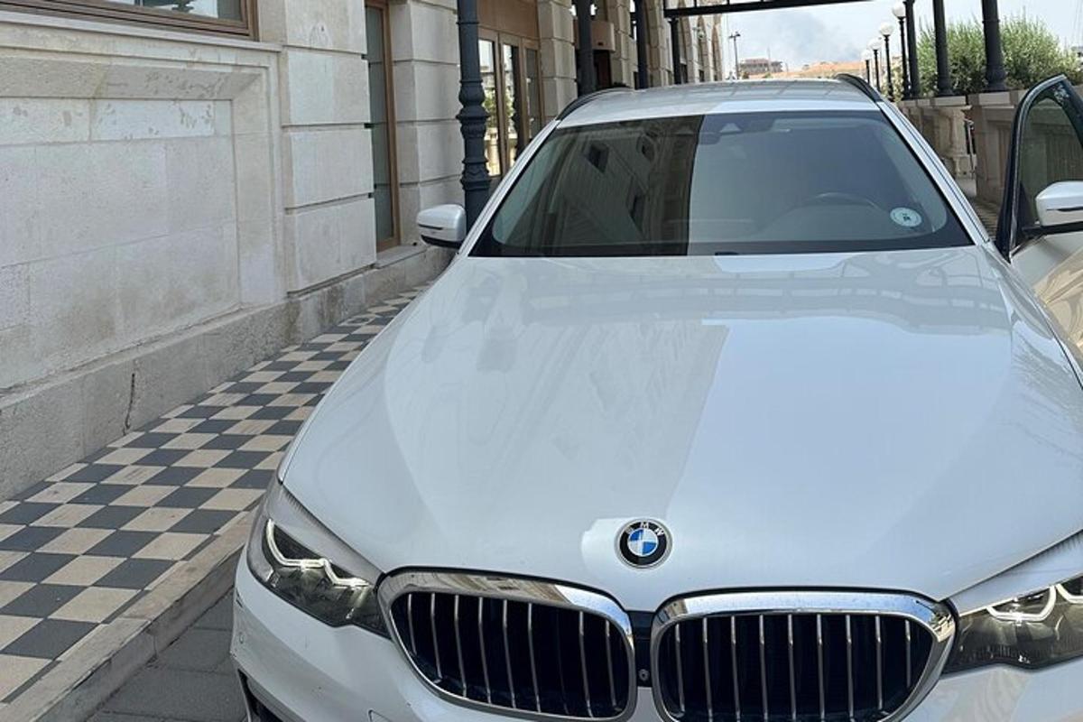 Un coche plateado aparcado en una calle a cuadros