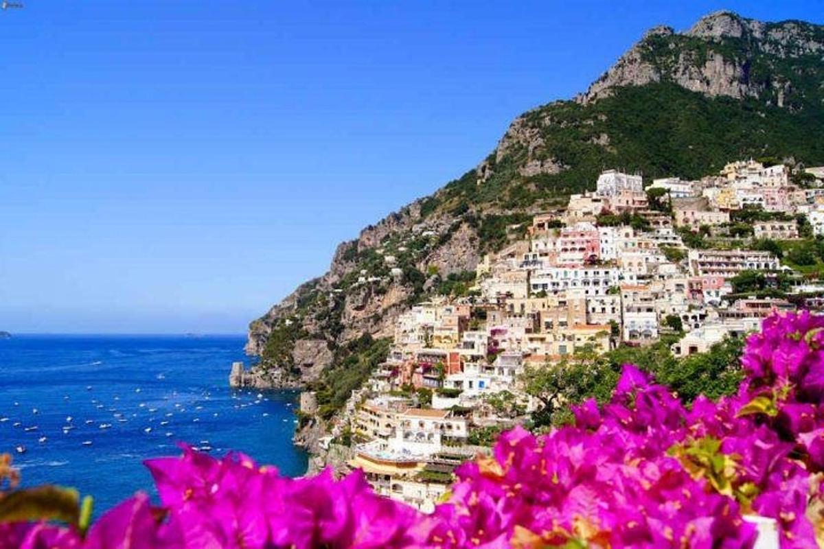 Roosade lilledega mäeküljel asuv Positano küla