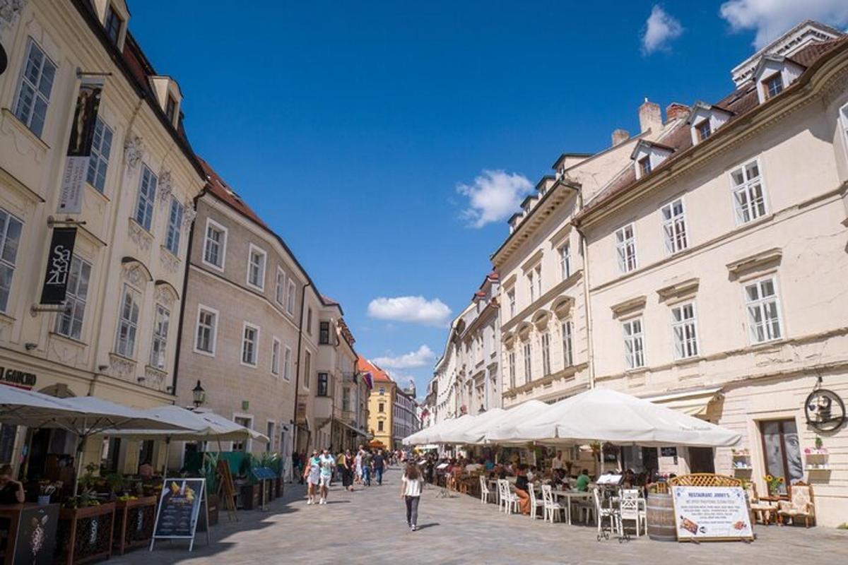 grupp inimesi, kes kõnnivad mööda hoonetega kaetud tänavat