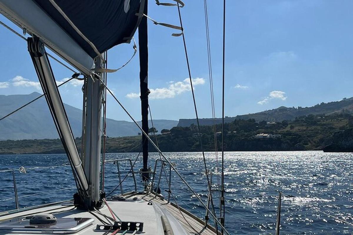 μια βάρκα σε μια μεγάλη υδάτινη μάζα