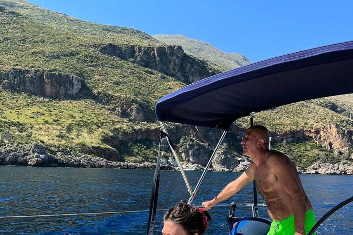 Ένας άντρας με πράσινο σορτς σε μια βάρκα στο νερό