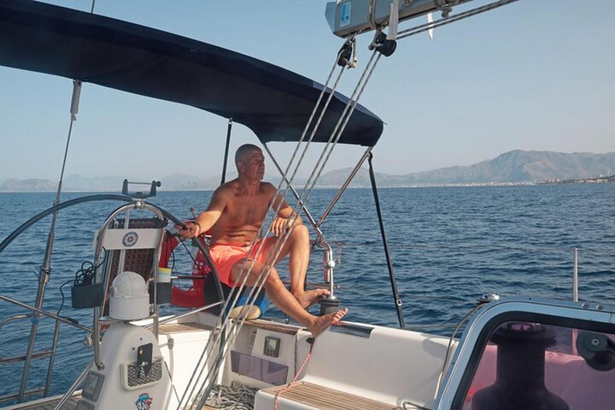 ένας άντρας που κάθεται σε μια βάρκα στο νερό