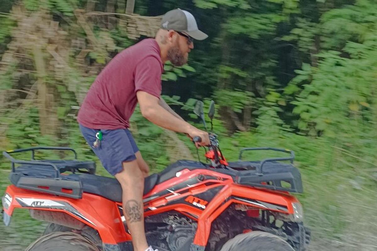 un bărbat care stă pe spatele unui ATV