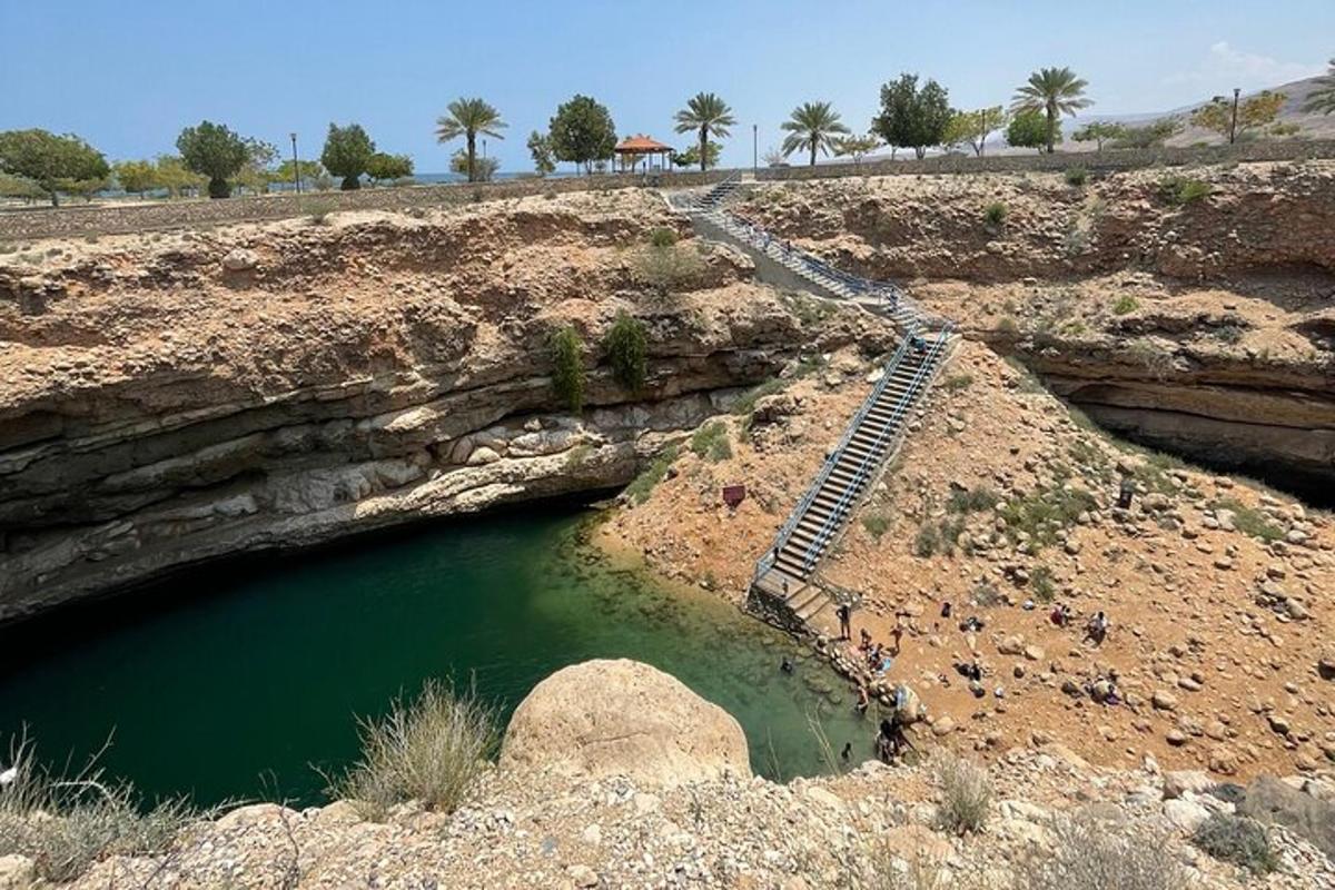 سلم يؤدي إلى بركة ماء في محجر