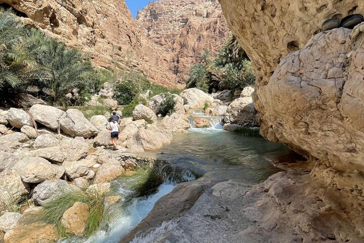 مجموعة من الأشخاص يقفون في نهر في الوادي