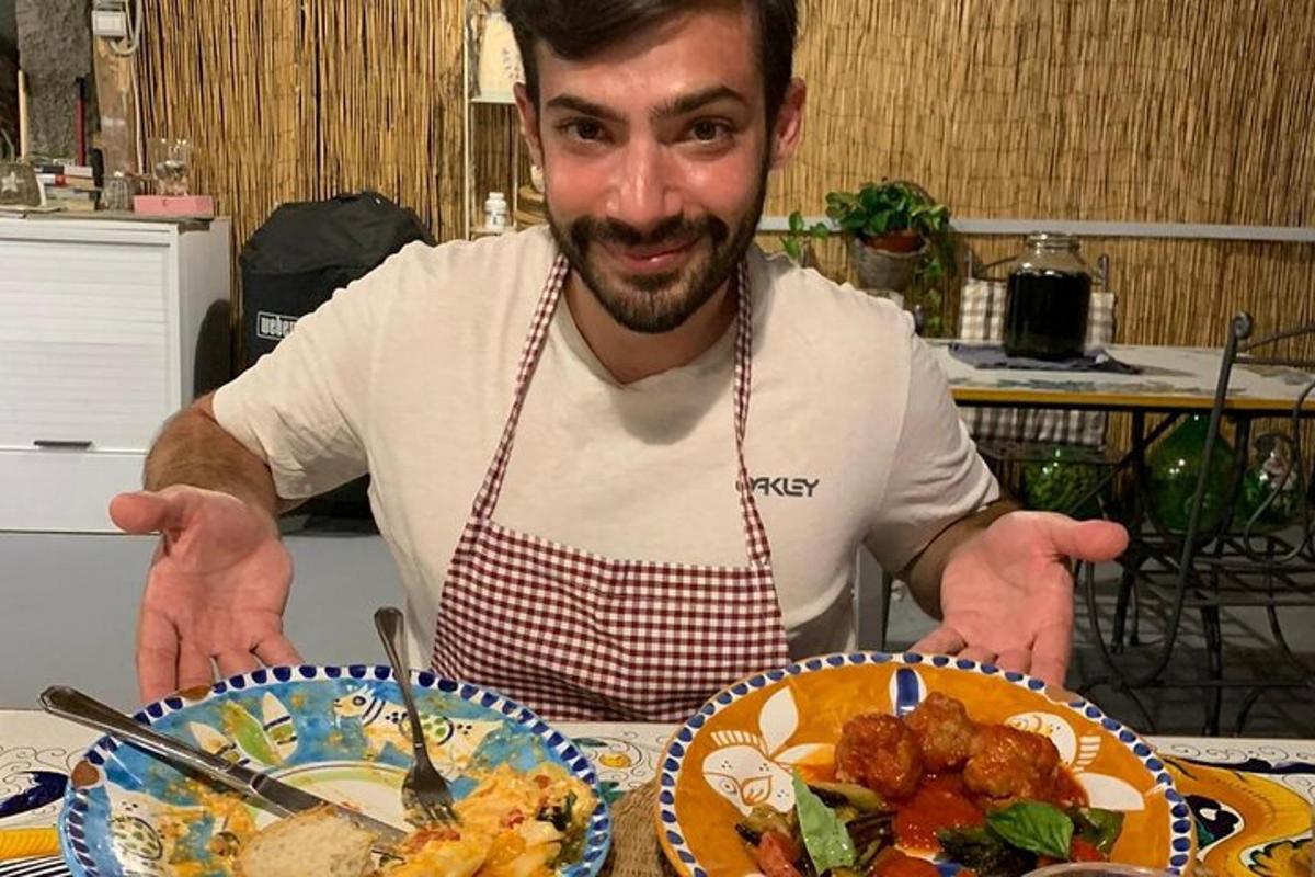 muž sedící u stolu s talířem jídla