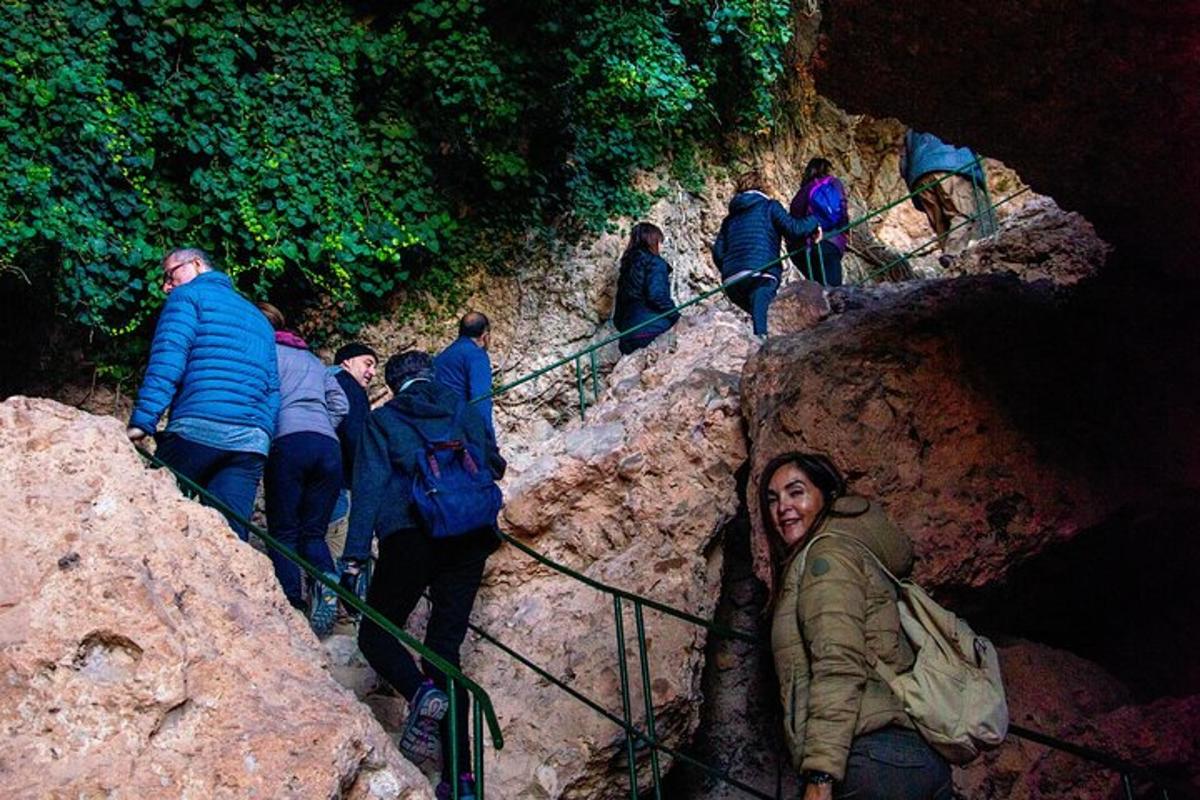 un grup de persones pujant una muntanya rocosa