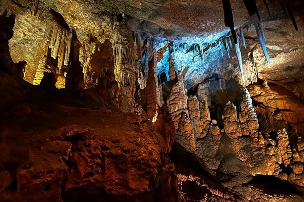 sebuah gua dengan stalaktit dan batu di dalamnya