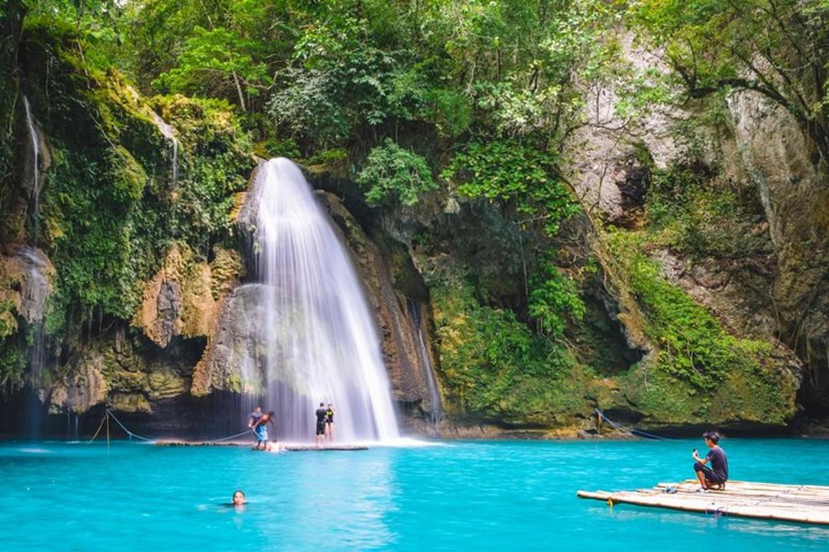 persone in acqua davanti a una cascata