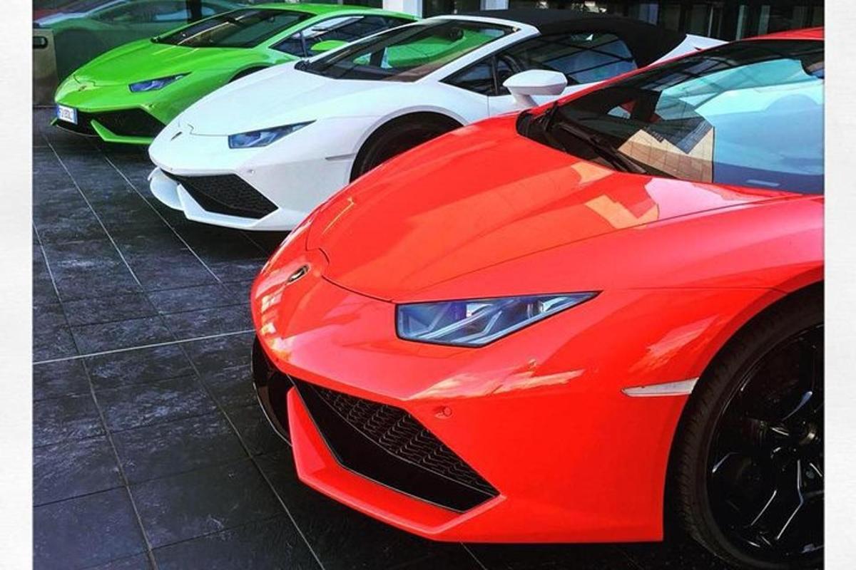 una fila di auto costose parcheggiate una accanto all'altra