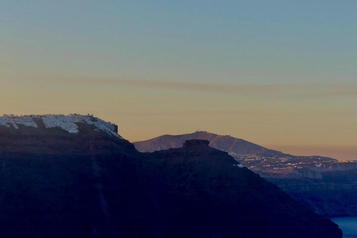 utsikt over et fjell med solnedgangen bak det