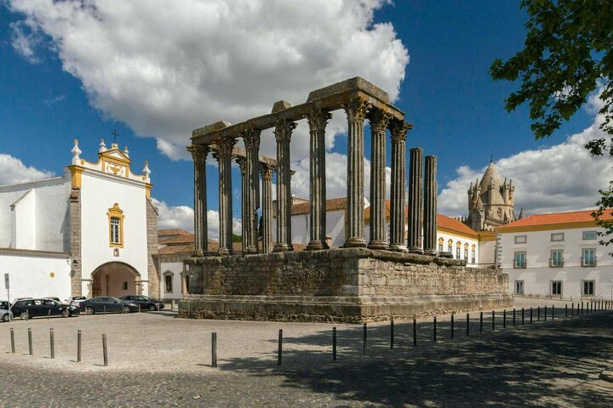 un monumento di fronte a un edificio con una chiesa