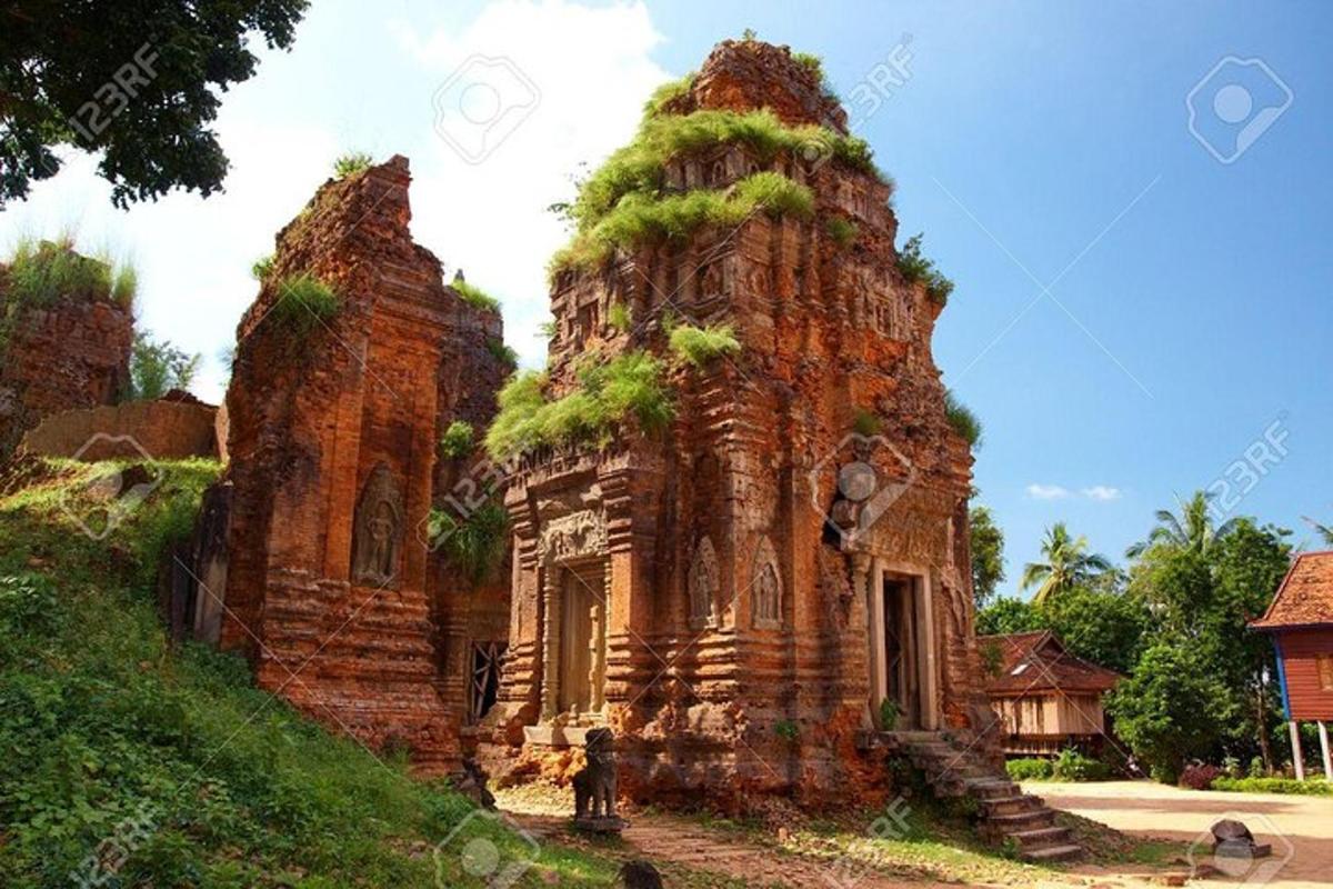 isang lumang gusali sa mga guho ng isang templo stock photo