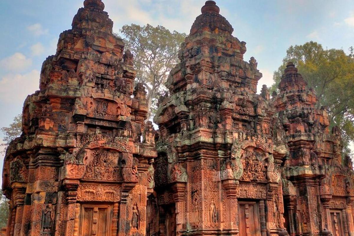 một tòa nhà được trang trí công phu với các tháp pháo trên đỉnh